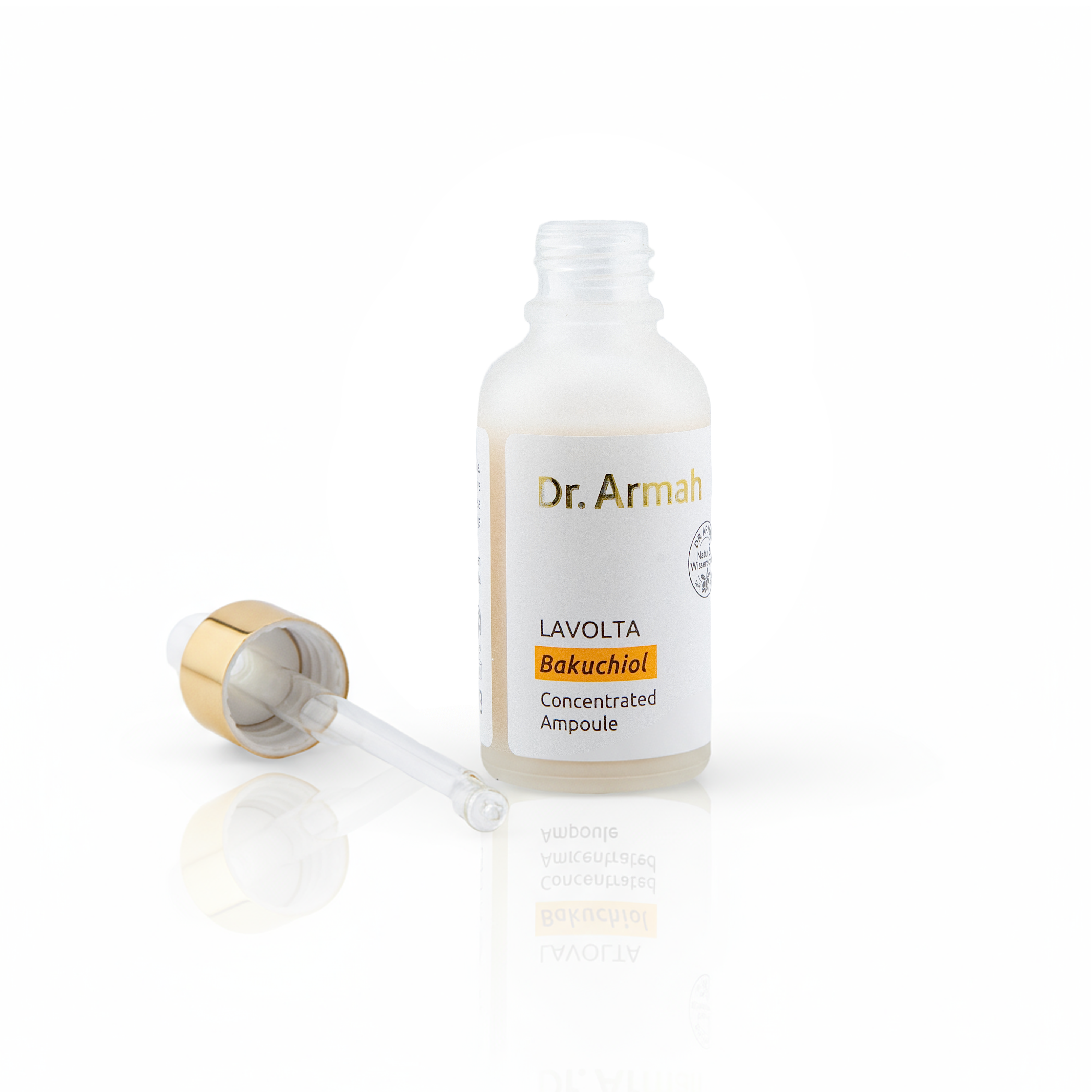 Eine geöffnete Flasche der Dr. Armah LAVOLTA Bakuchiol Concentrated Ampoule, wobei die gold-weiße Pipette daneben auf einer reflektierenden weißen Oberfläche liegt.