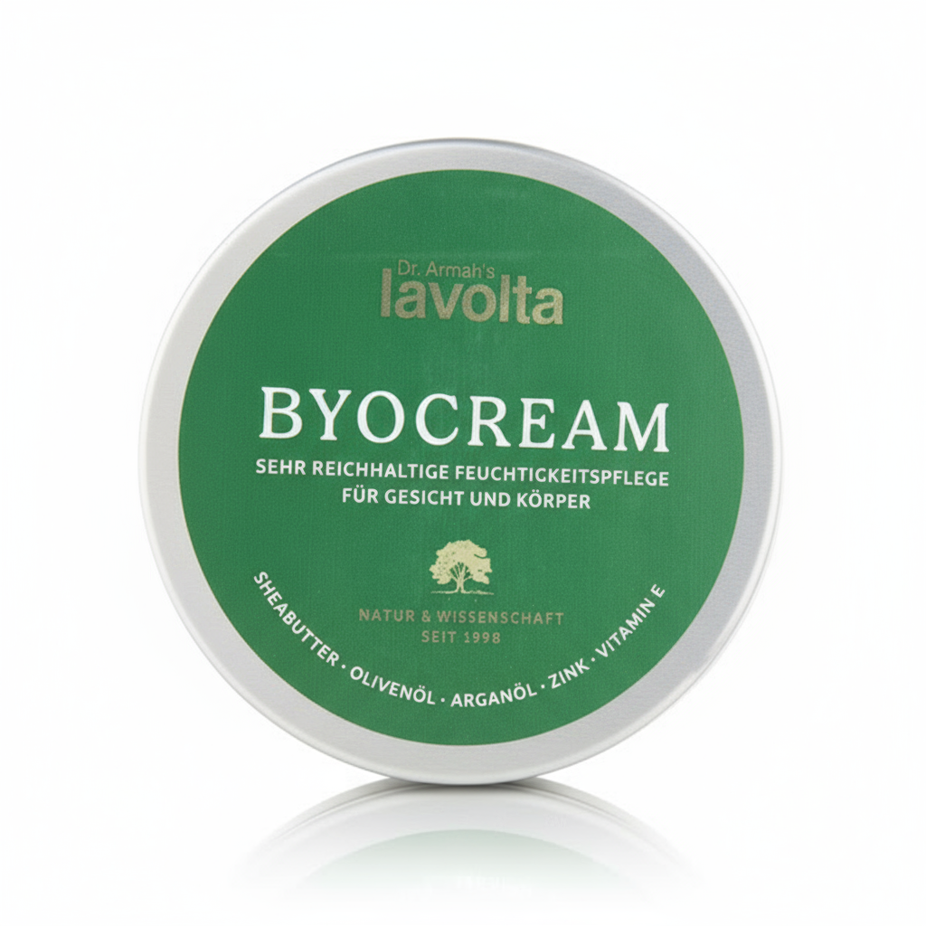 Eine Draufsicht auf einen runden Aluminiumtiegel der "Dr. Armah's lavolta BYOCREAM". Der grüne Deckel zeigt den Produktnamen und listet Inhaltsstoffe wie Sheabutter, Olivenöl und Arganöl auf.