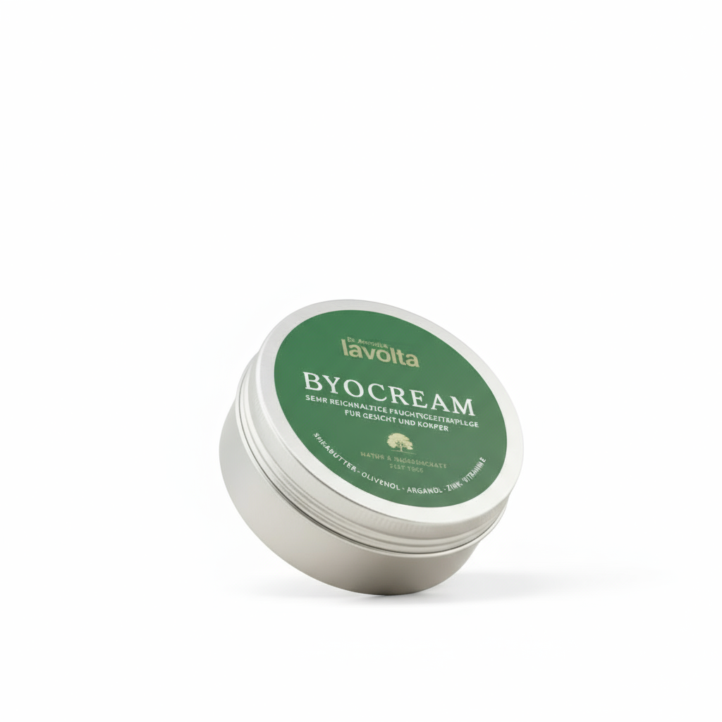 Der runde Aluminiumtiegel der "lavolta BYOCREAM" ist schräg positioniert, als würde er balancieren, vor einem reinweißen Hintergrund.