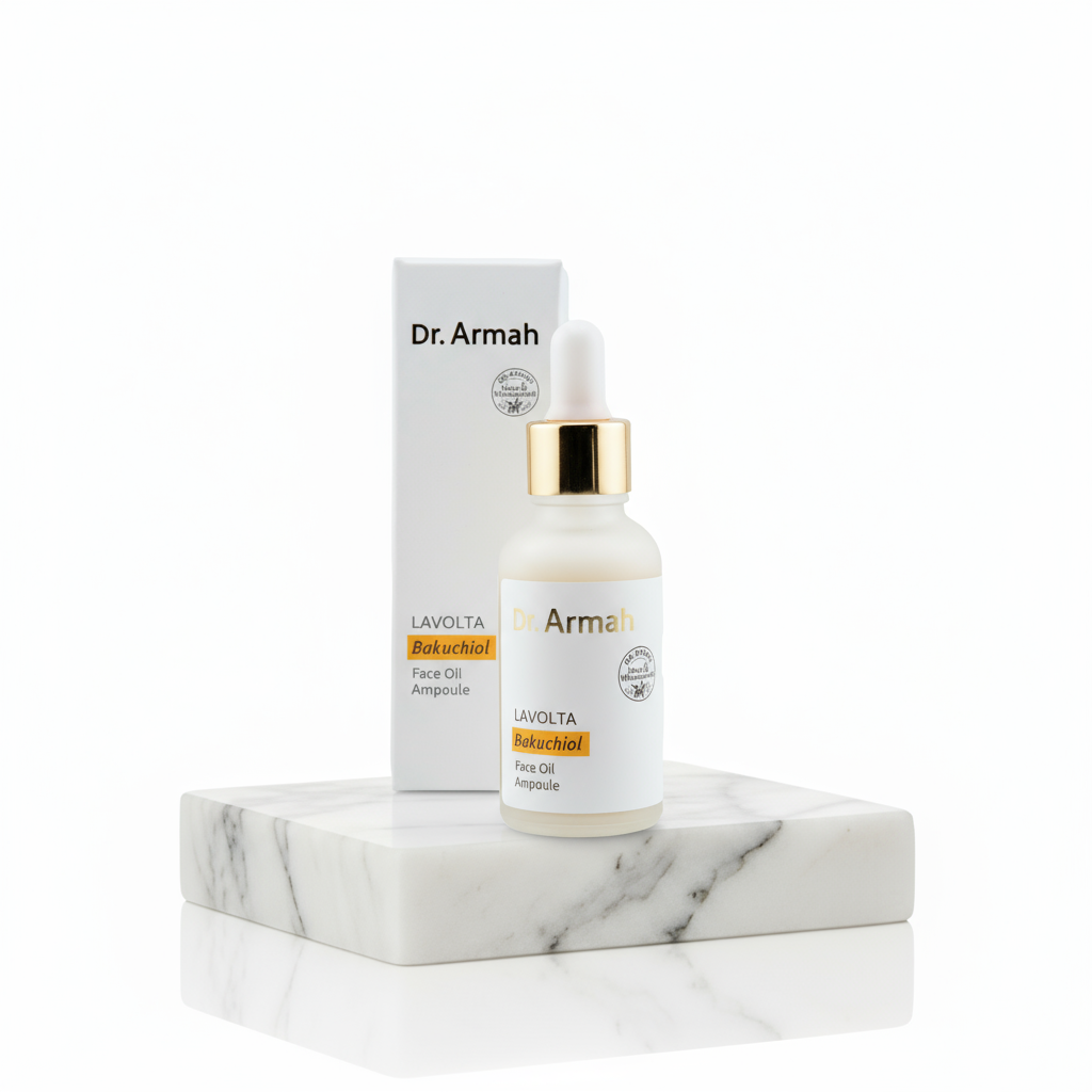Ein professionelles Produktfoto eines Gesichtspflegeprodukts. Ein Fläschchen des "Dr. Armah LAVOLTA Bakuchiol Face Oil Ampoule" mit einem Pipettenverschluss steht auf einem quadratischen Marmorblock. Dahinter ist die dazugehörige weiße Verpackung platziert. Der gesamte Aufbau befindet sich vor einem reinweißen Hintergrund.