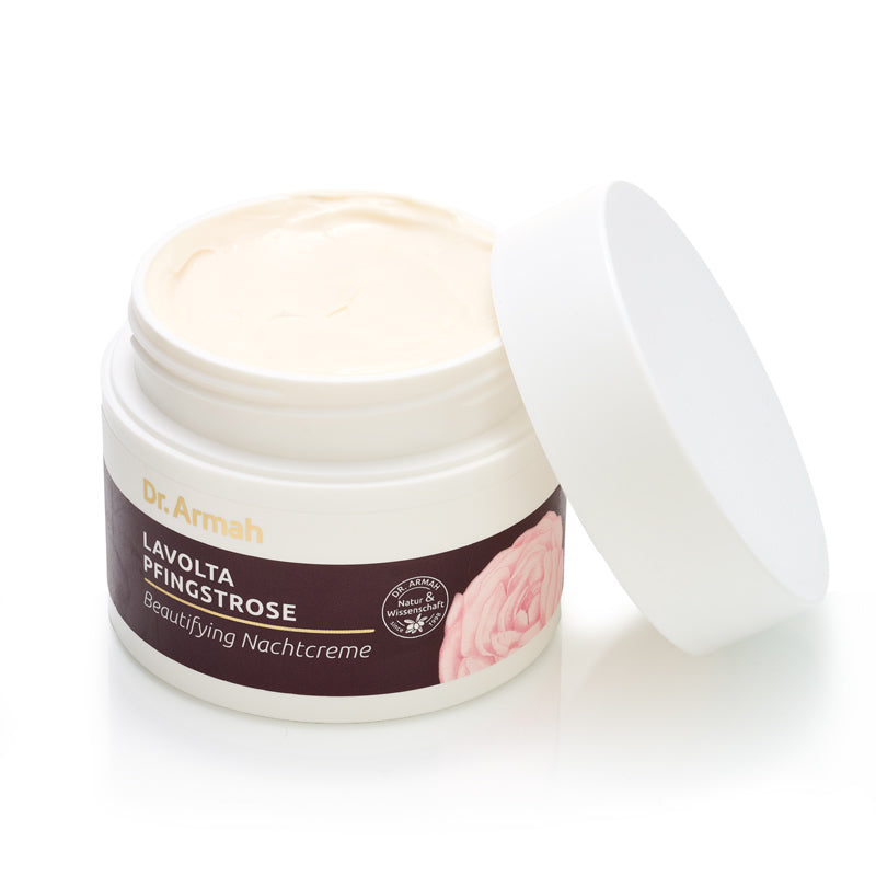 Geöffneter Tiegel der Dr. Armah Lavolta Pfingstrose Beautifying Nachtcreme mit sichtbarer cremiger Textur.
