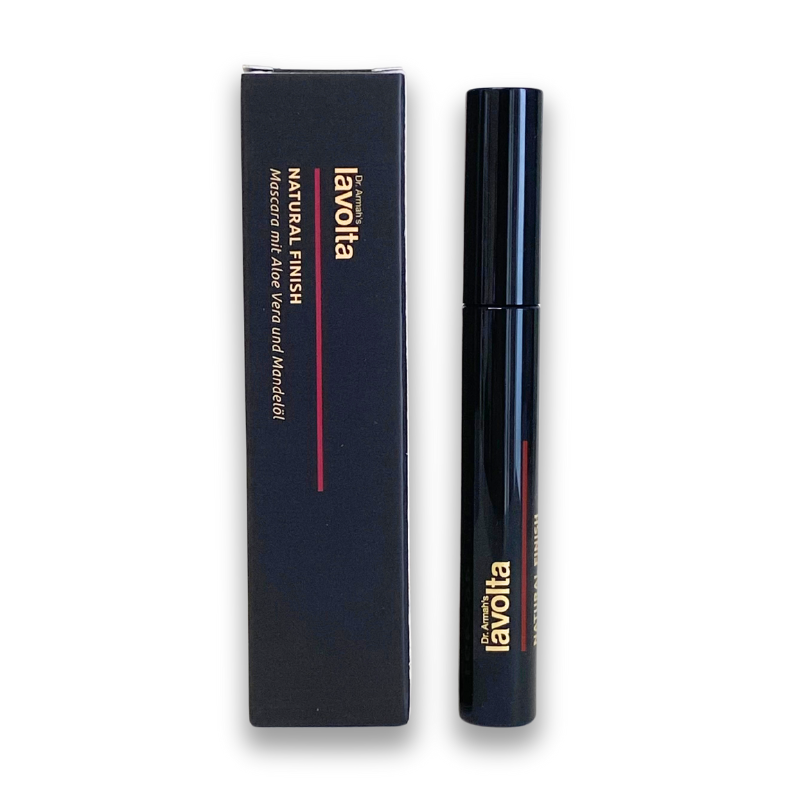 Dr. Armah's Lavolta Natural Finish Mascara (mit Aloe Vera und Mandelöl) neben der Verpackung (Dr. Armah's Lavolta Natural Finish Mascara (with Aloe Vera and Almond Oil) next to its packaging).