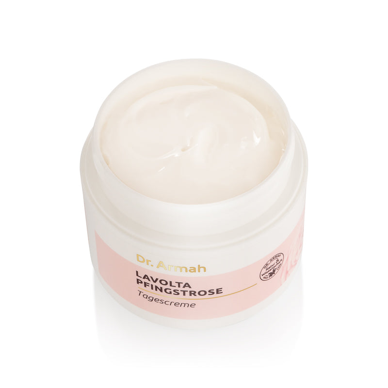 Ein geöffneter Tiegel der Dr. Armah LAVOLTA PFINGSTROSE Tagescreme, der die zartrosa Cremetextur im Inneren zeigt, vor einem weißen Hintergrund.