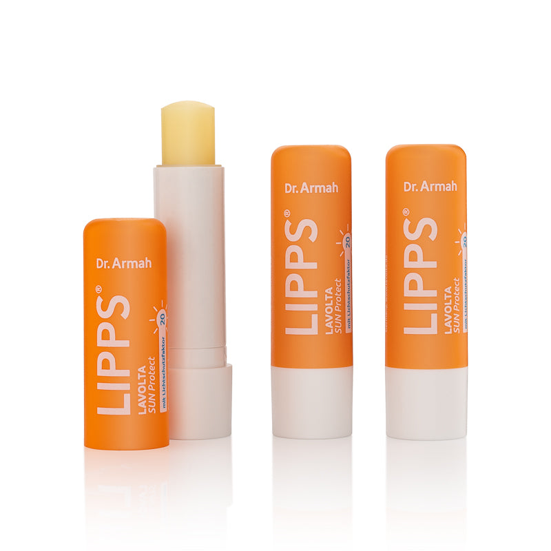Ein geöffneter und zwei geschlossene Dr. Armah LIPPS Lavolta SUN Protect Lippenpflegestifte LSF 20.