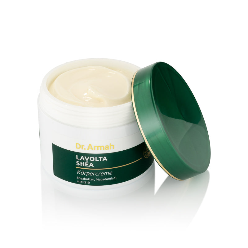 Geöffneter Tiegel der Dr. Armah Lavolta Shéa Körpercreme (Sheabutter, Macadamiaöl, Q10) mit Deckel (Open jar of Dr. Armah Lavolta Shéa Body Cream (Shea Butter, Macadamia Oil, Q10) with lid).