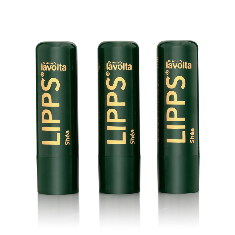 Drei Dr. Armah's Lavolta LIPPS Shéa Lippenpflegestifte nebeneinander aufgereiht (Three Dr. Armah's Lavolta LIPPS Shéa lip care sticks lined up side-by-side).
