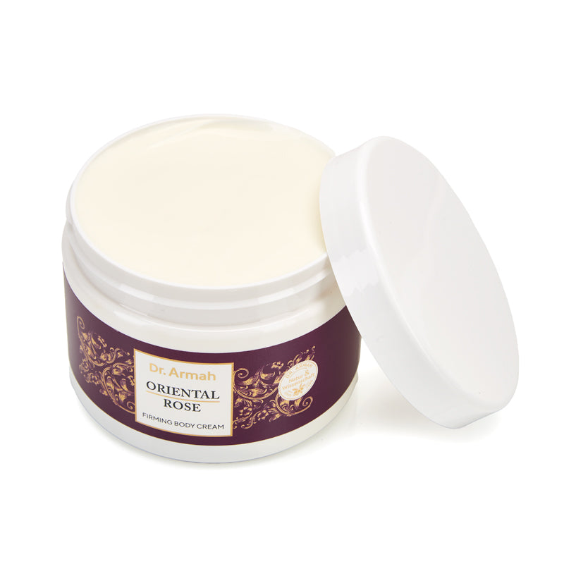 Ein geöffneter Tiegel der Dr. Armah Oriental Rose Firming Body Cream, der die cremige Textur zeigt, mit dem Deckel an die Seite gelehnt, vor einem weißen Hintergrund.