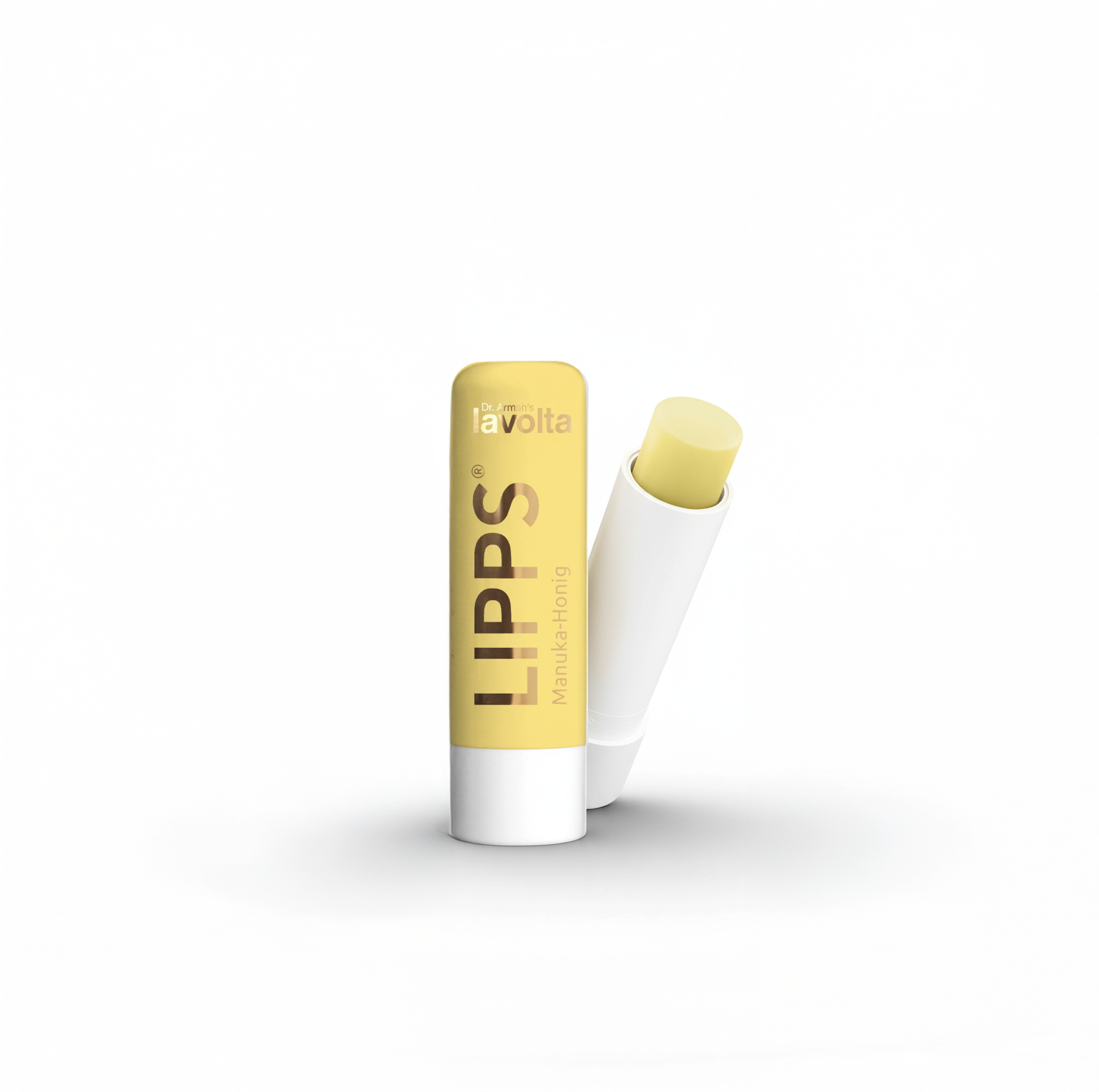Eine Produktaufnahme einer gelben Lippenbalsam-Tube mit der Aufschrift „LIPPS Manuka-Honig“, die aufrecht auf einer weißen Endkappe steht. Die Kappe ist abgenommen, und der gelbe Lippenbalsam-Stift ist leicht aus der Tube herausgefahren.