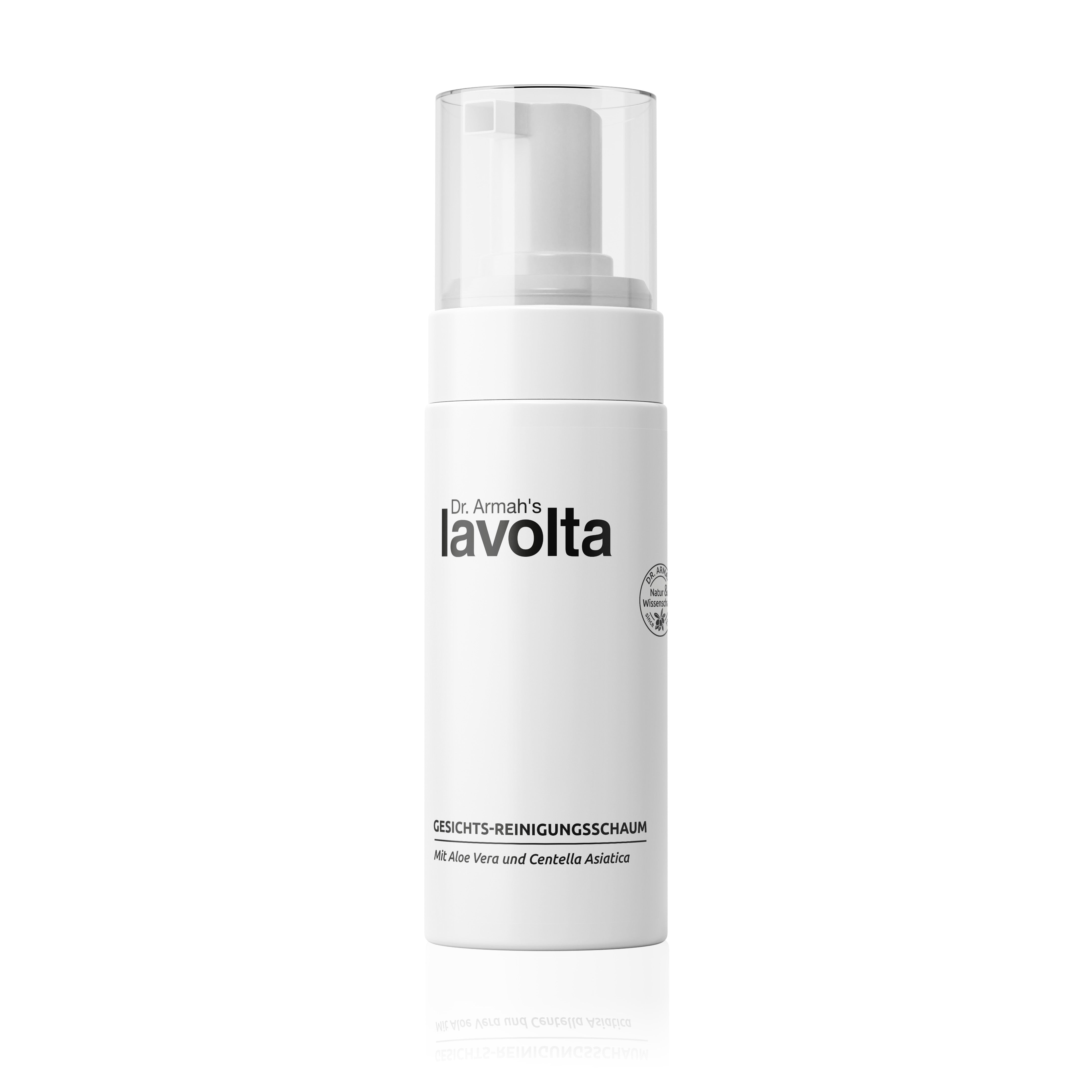 Ein professionelles Produktfoto einer weißen Flasche "Dr. Armah's lavolta Gesichts-Reinigungsschaum" vor einem reinweißen Hintergrund. Die Flasche ist ein Schaumspender mit einer durchsichtigen Kappe und hat eine minimalistische schwarze Beschriftung.