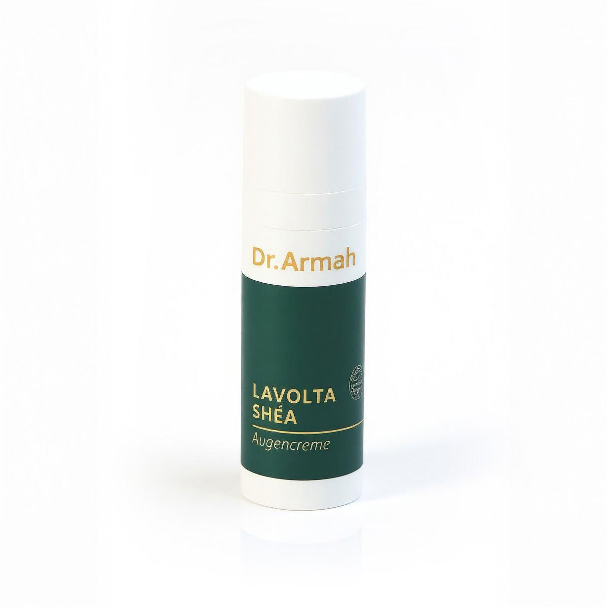 Ein professionelles Produktfoto eines zylindrischen Pumpspenders für Augencreme vor einem reinweißen Hintergrund. Die Flasche ist weiß und dunkelgrün und trägt in goldener und weißer Schrift die Aufschrift "Dr. Armah LAVOLTA SHÉA Augencreme".