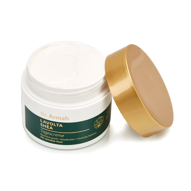 Geöffneter Tiegel der Dr. Armah Lavolta Shéa Tagescreme mit goldenem Deckel (Open jar of Dr. Armah Lavolta Shéa Day Cream with golden lid).