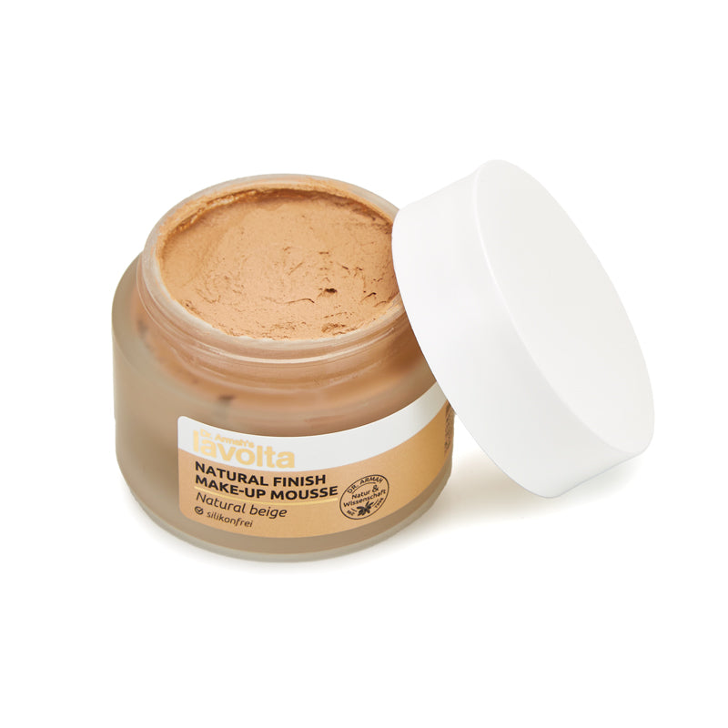 Ein Tiegel des Dr. Armah Lavolta Natural Finish Make-up Mousse, eine leichte Foundation mit Mousse-Textur für einen ebenmäßigen und natürlichen Teint.