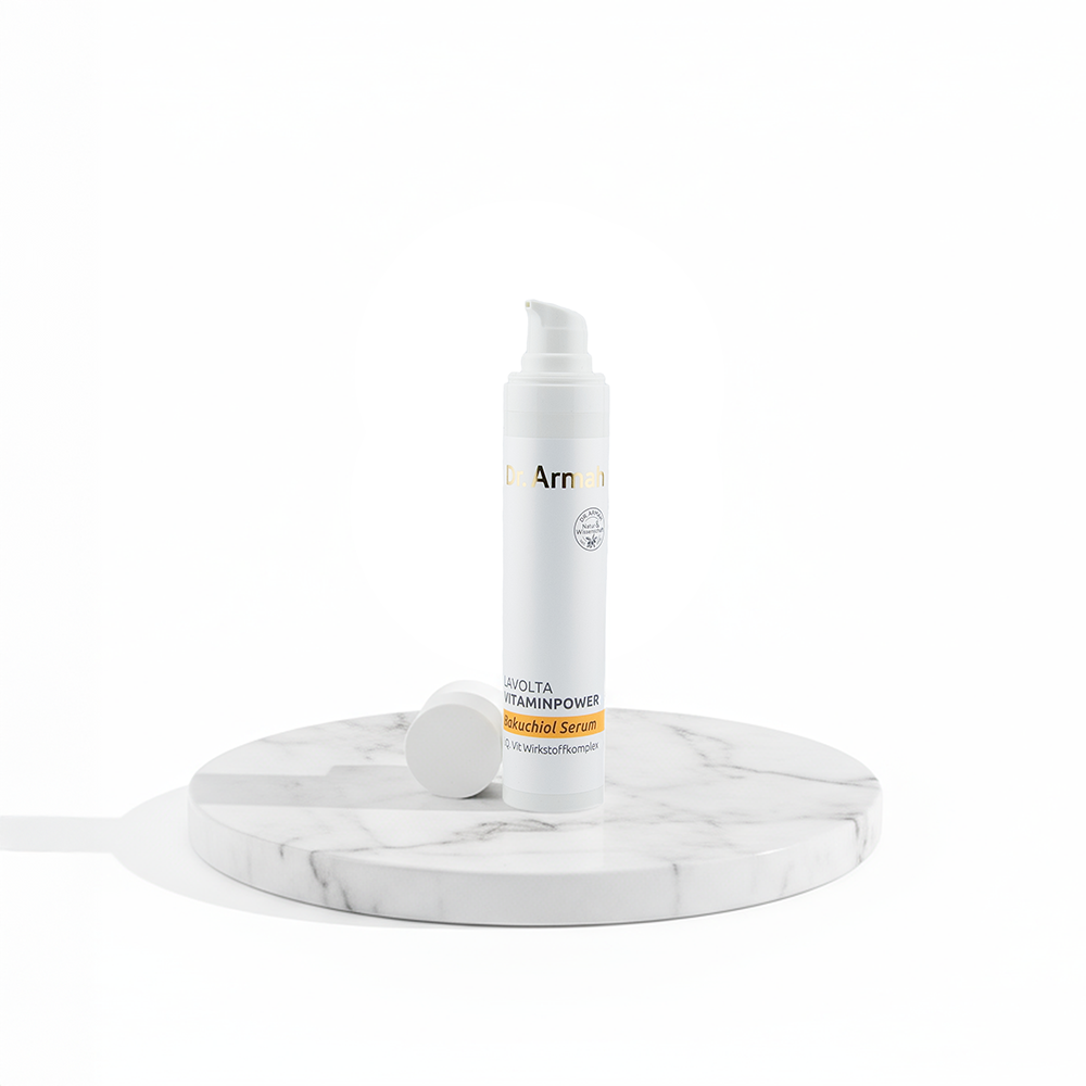 Flasche des Dr. Armah Lavolta Vitaminpower Bakuchiol Serums mit abgenommenem Deckel auf einem Marmorsockel.
