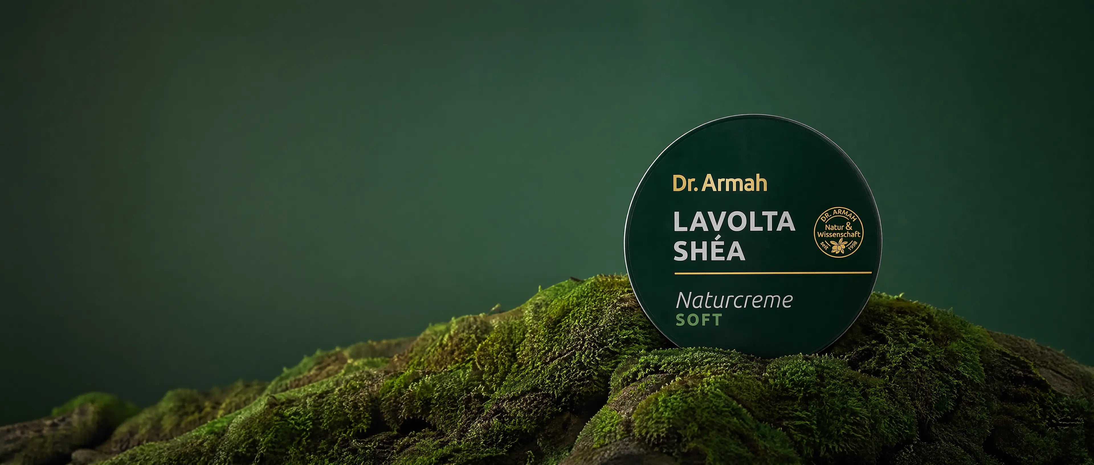 Dr. Armah Lavolta Shea Naturcreme Soft auf natürlichem Hintergrund.